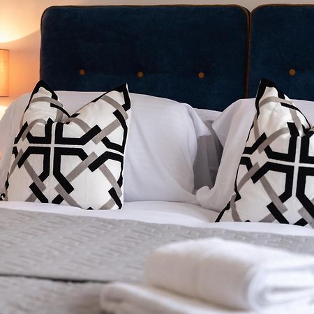 Elegant Apartments In Staines L Free Onsite Parking ภายนอก รูปภาพ