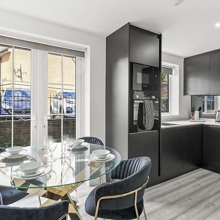 Elegant Apartments In Staines L Free Onsite Parking ภายนอก รูปภาพ