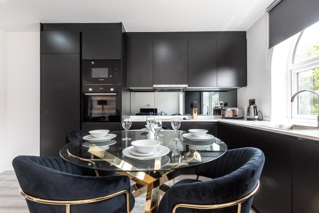 Elegant Apartments In Staines L Free Onsite Parking ภายนอก รูปภาพ