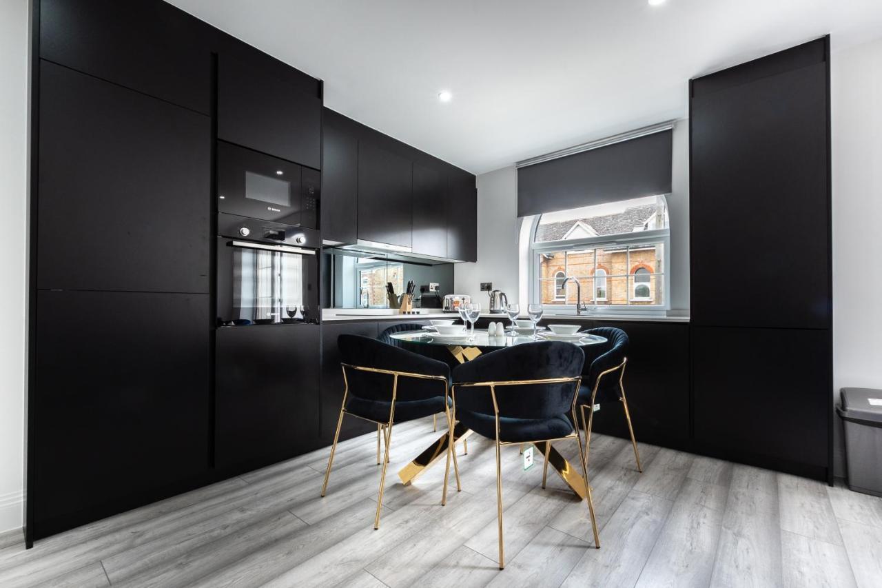 Elegant Apartments In Staines L Free Onsite Parking ภายนอก รูปภาพ