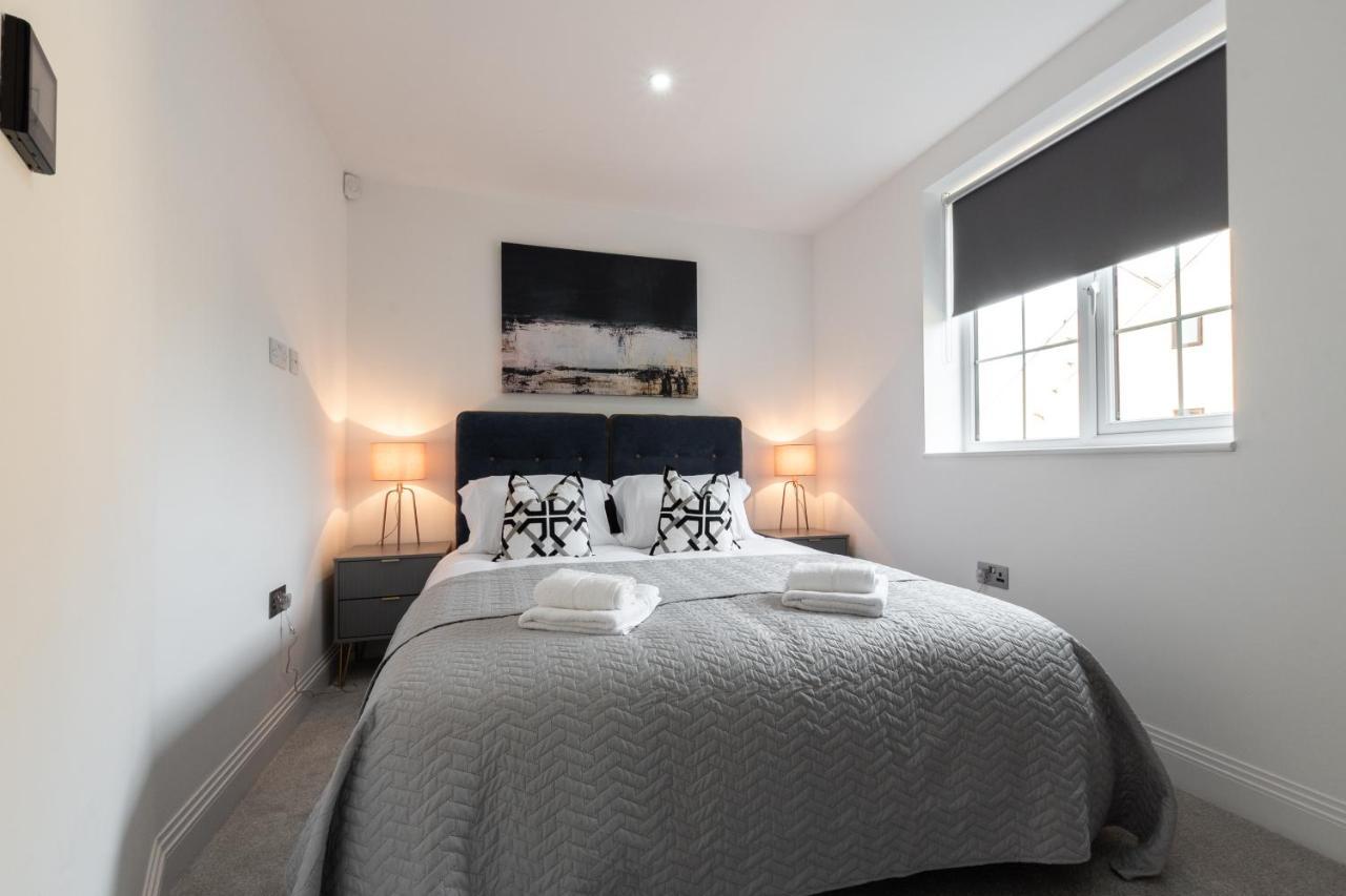 Elegant Apartments In Staines L Free Onsite Parking ภายนอก รูปภาพ