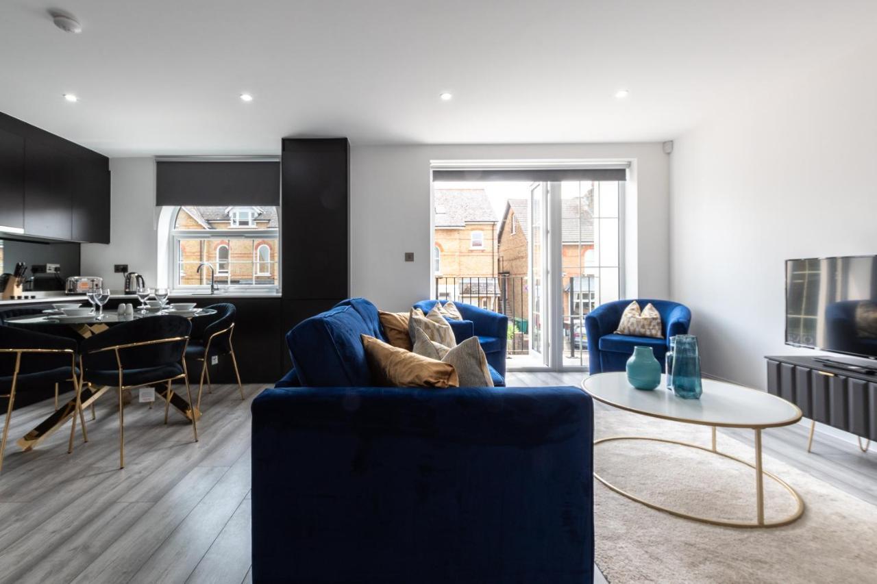 Elegant Apartments In Staines L Free Onsite Parking ภายนอก รูปภาพ