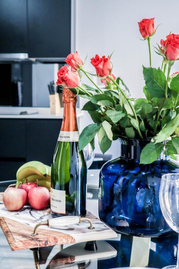 Elegant Apartments In Staines L Free Onsite Parking ภายนอก รูปภาพ