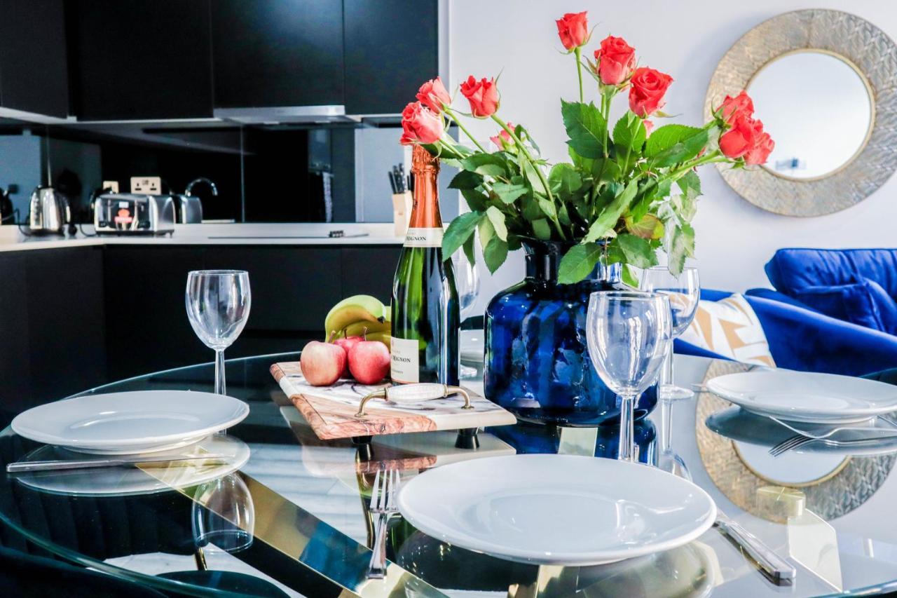 Elegant Apartments In Staines L Free Onsite Parking ภายนอก รูปภาพ