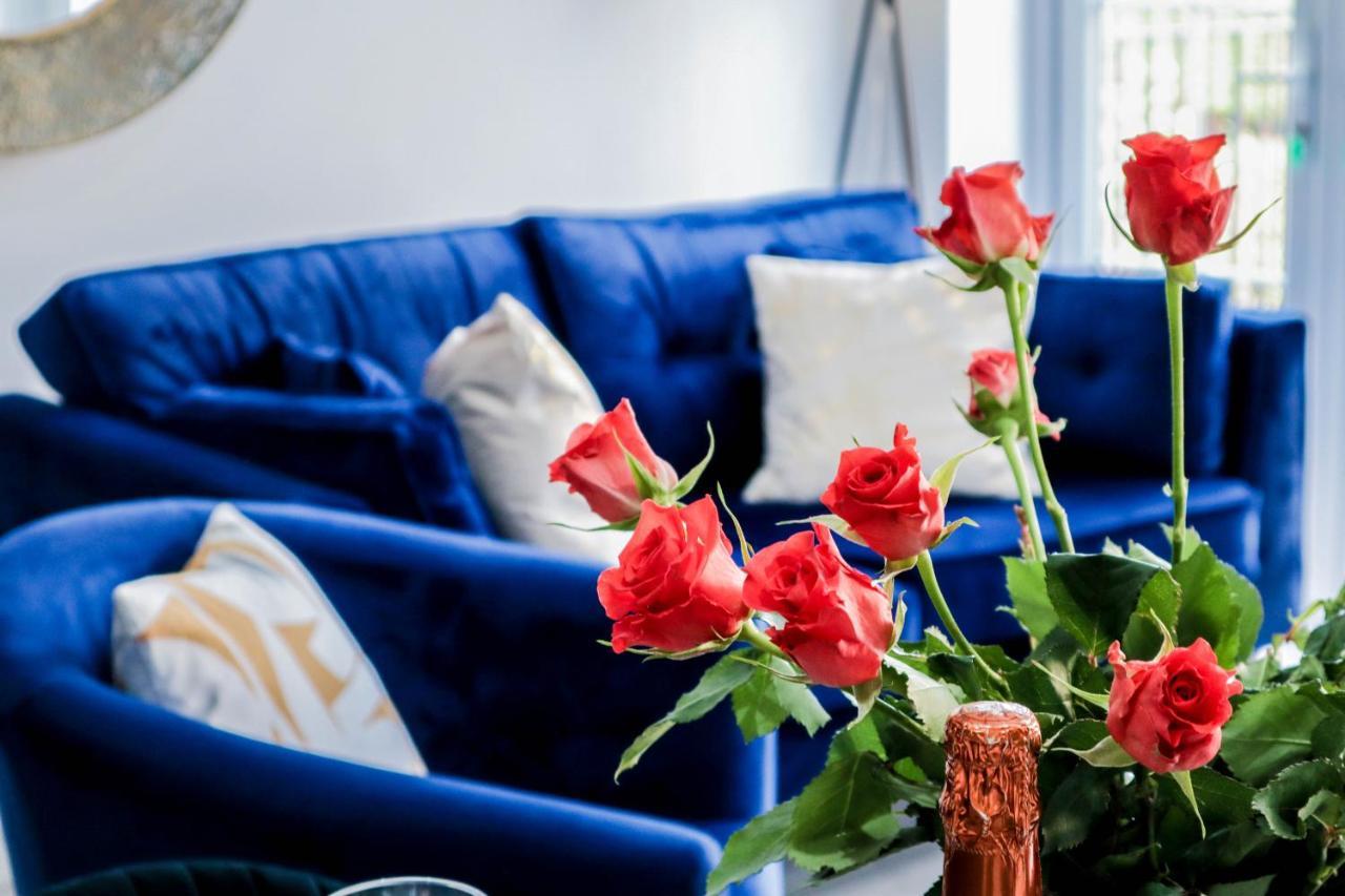 Elegant Apartments In Staines L Free Onsite Parking ภายนอก รูปภาพ