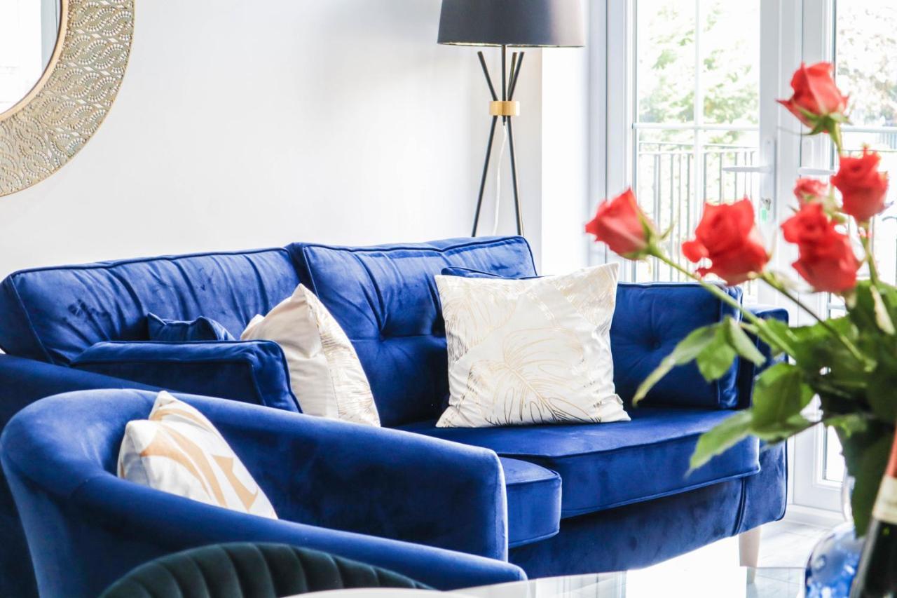 Elegant Apartments In Staines L Free Onsite Parking ภายนอก รูปภาพ