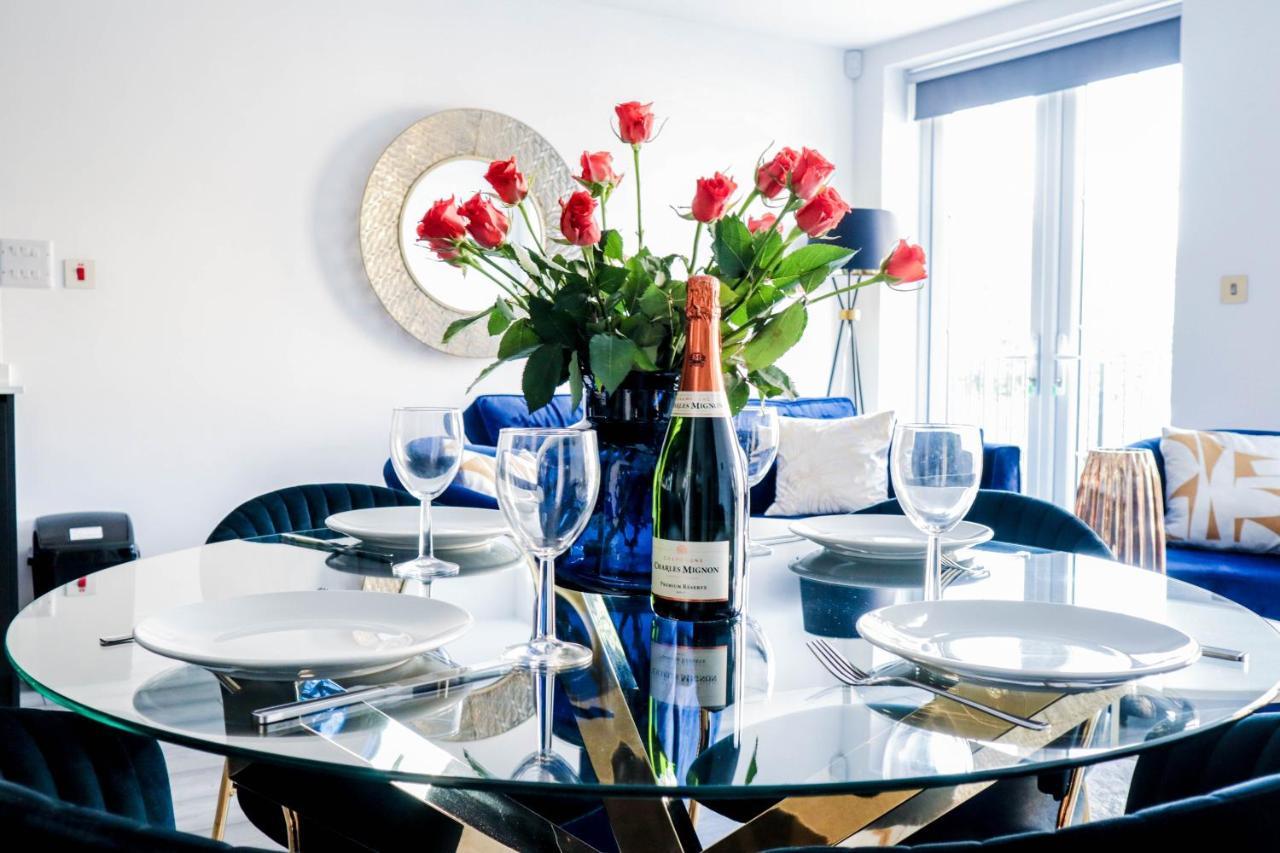 Elegant Apartments In Staines L Free Onsite Parking ภายนอก รูปภาพ