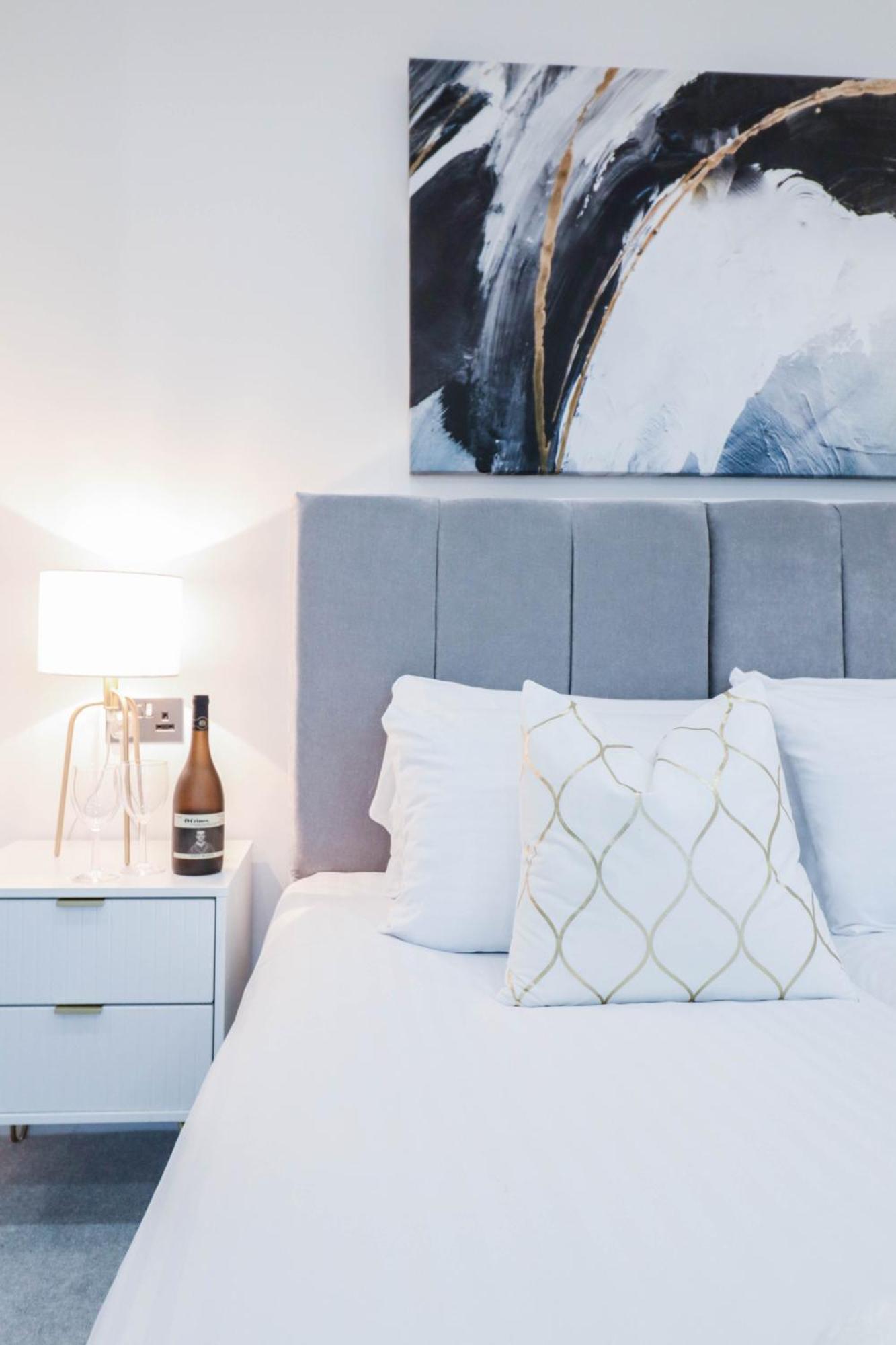 Elegant Apartments In Staines L Free Onsite Parking ภายนอก รูปภาพ