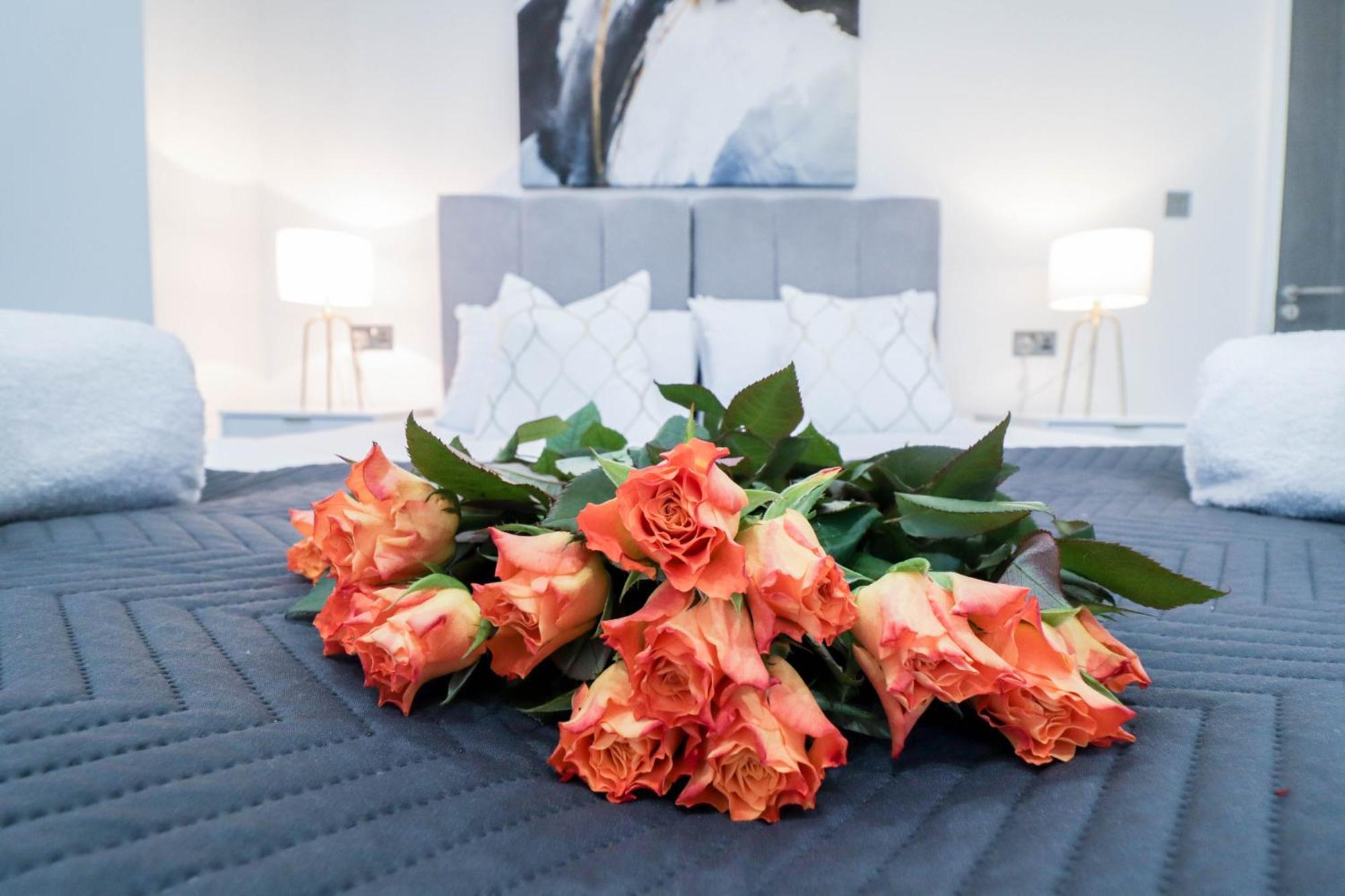 Elegant Apartments In Staines L Free Onsite Parking ภายนอก รูปภาพ