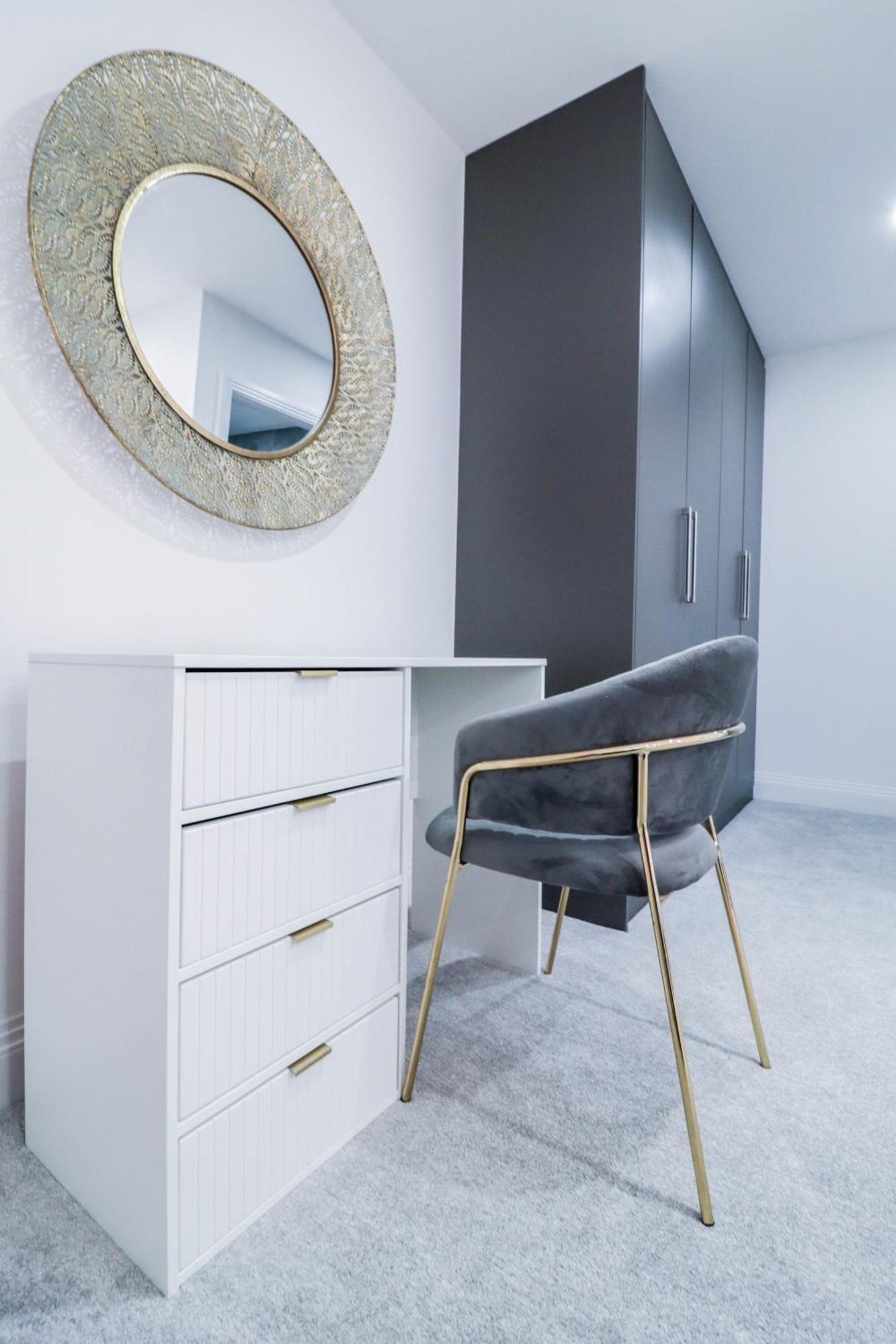 Elegant Apartments In Staines L Free Onsite Parking ภายนอก รูปภาพ