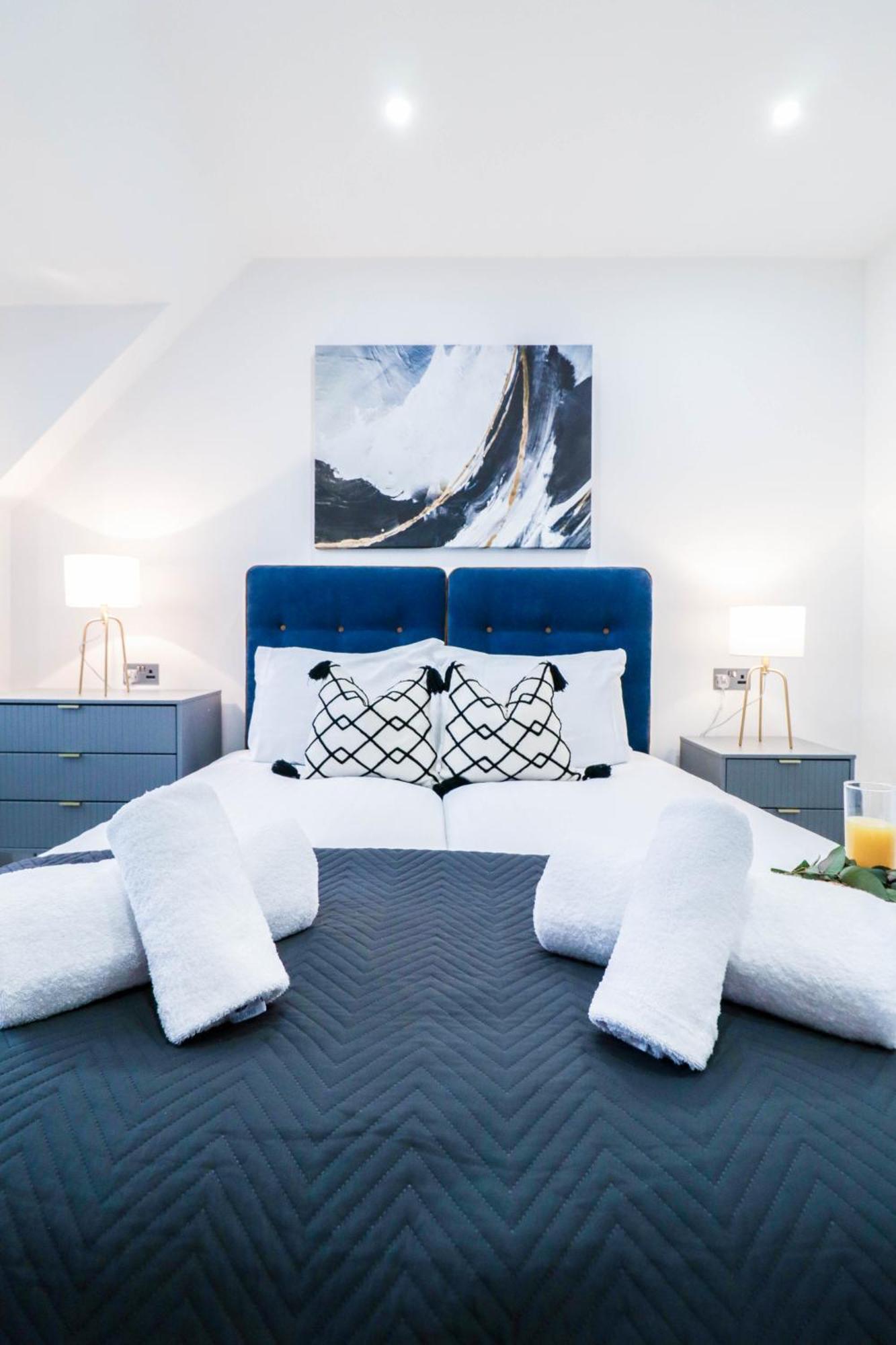 Elegant Apartments In Staines L Free Onsite Parking ภายนอก รูปภาพ