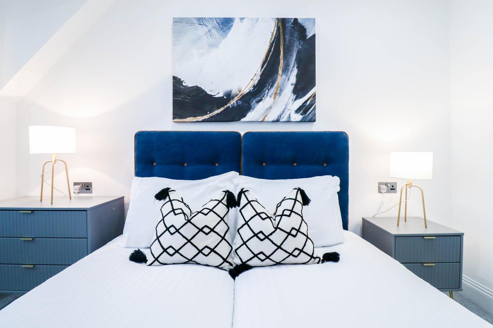 Elegant Apartments In Staines L Free Onsite Parking ภายนอก รูปภาพ
