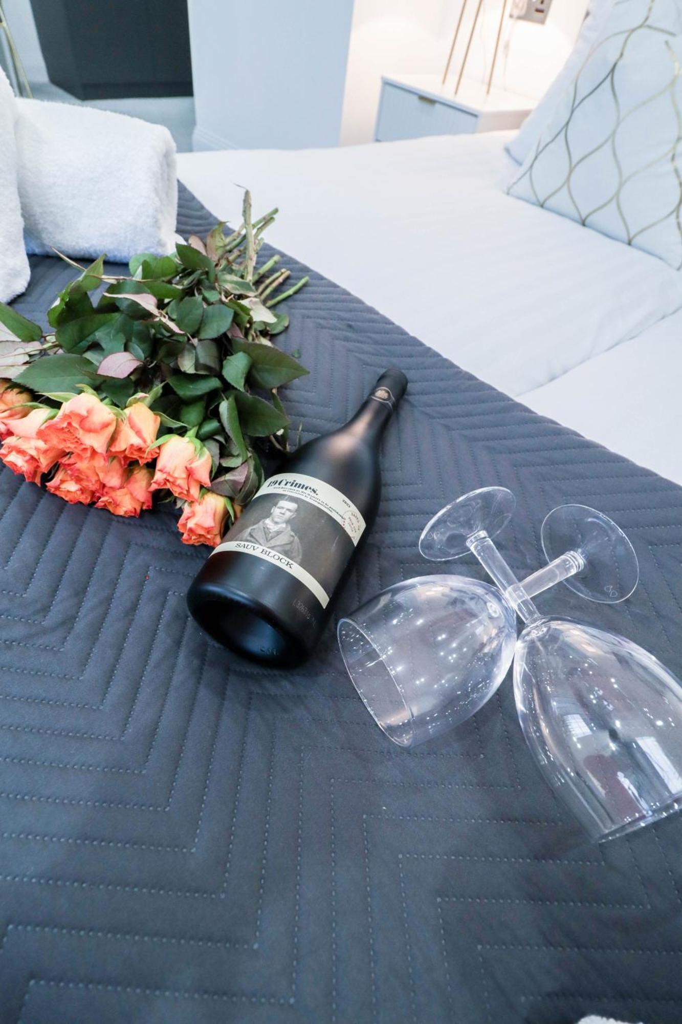 Elegant Apartments In Staines L Free Onsite Parking ภายนอก รูปภาพ