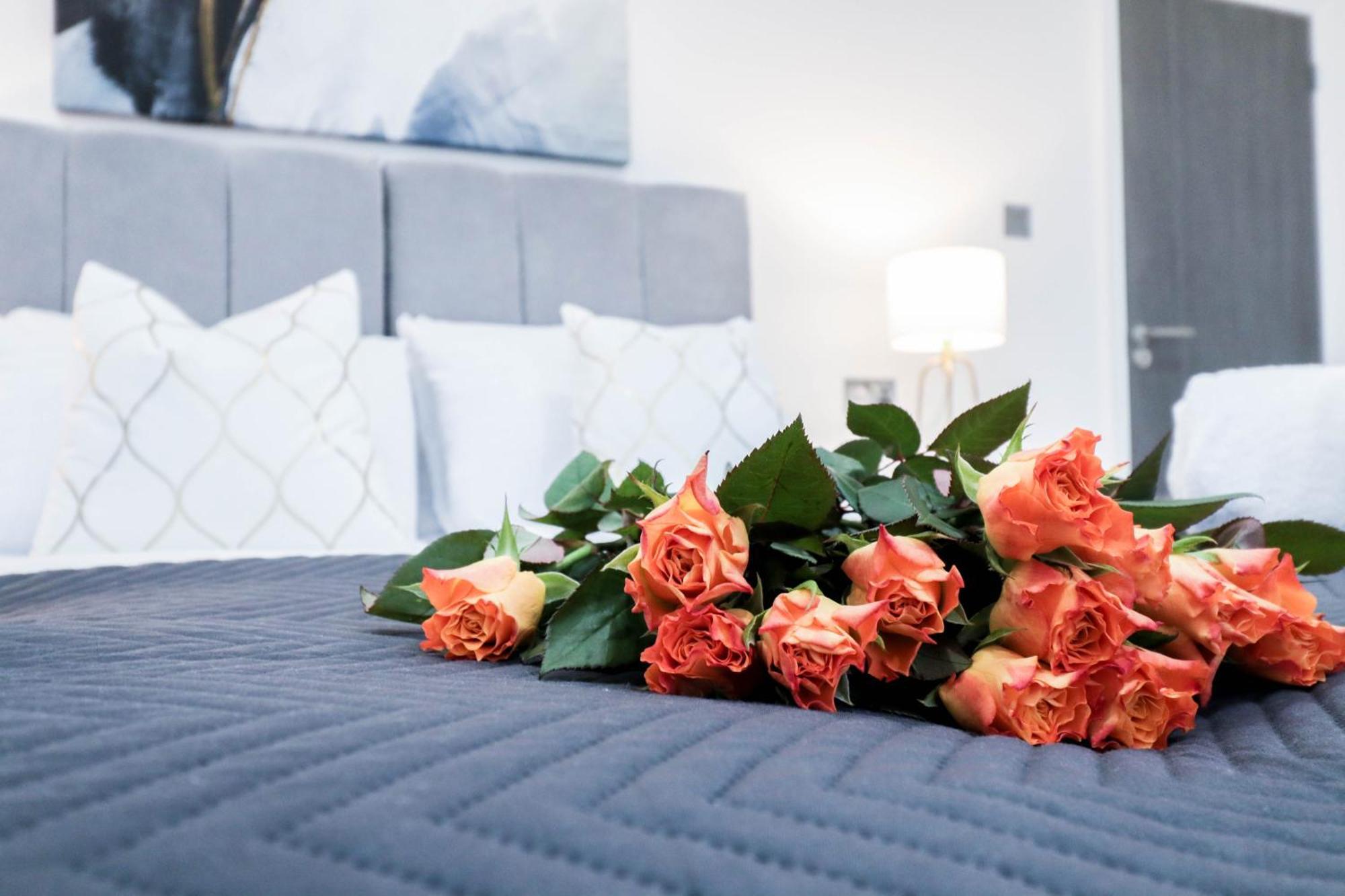 Elegant Apartments In Staines L Free Onsite Parking ภายนอก รูปภาพ