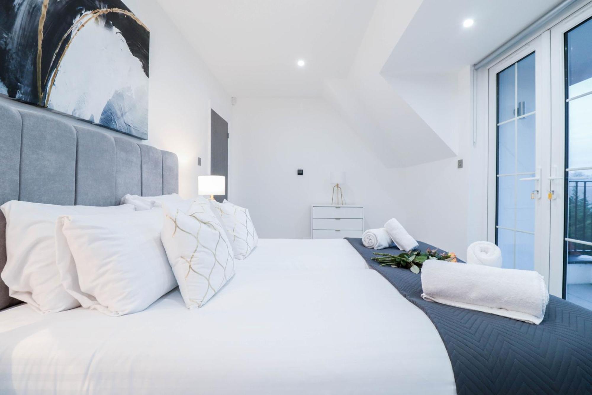 Elegant Apartments In Staines L Free Onsite Parking ภายนอก รูปภาพ