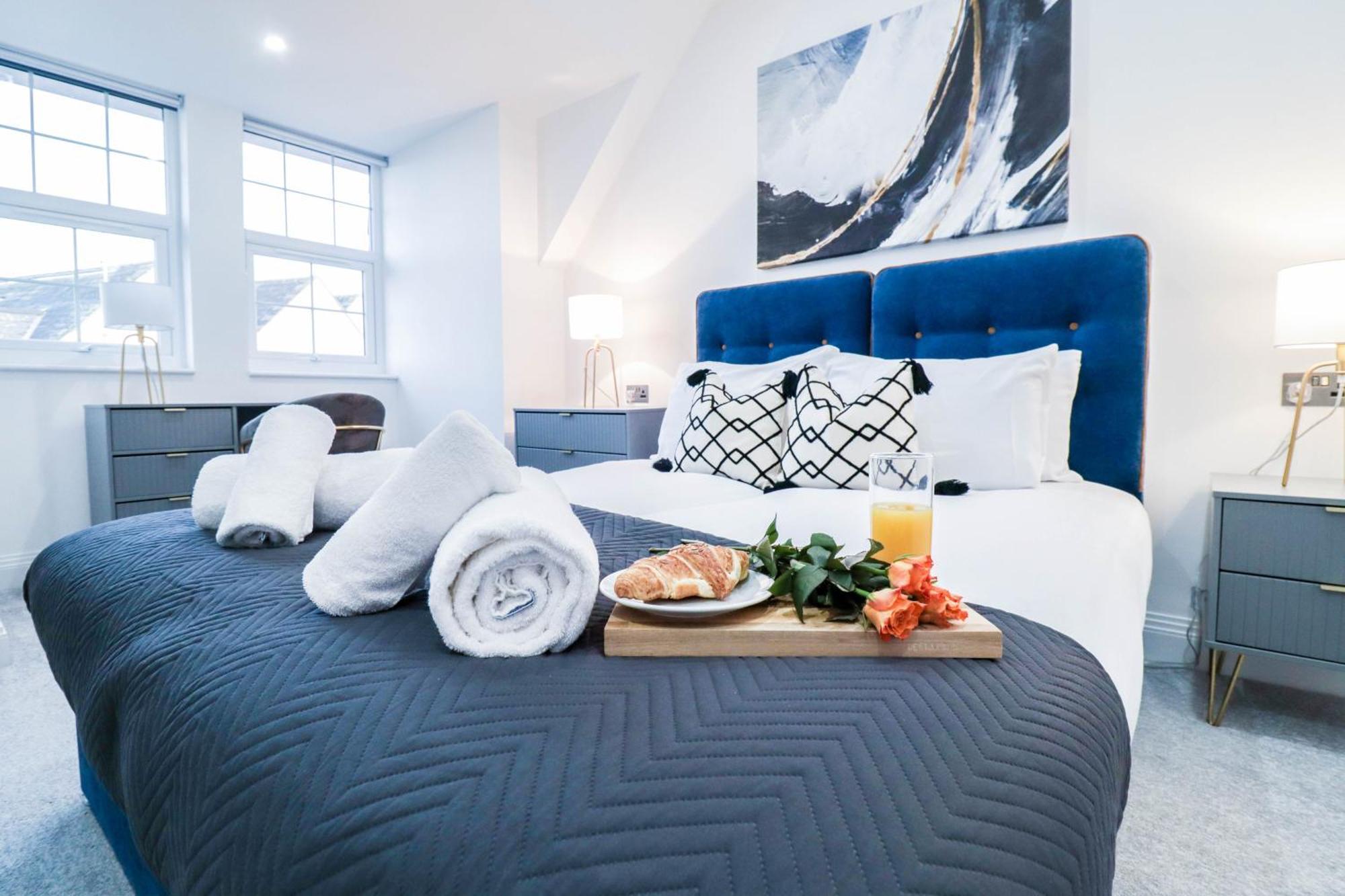 Elegant Apartments In Staines L Free Onsite Parking ภายนอก รูปภาพ