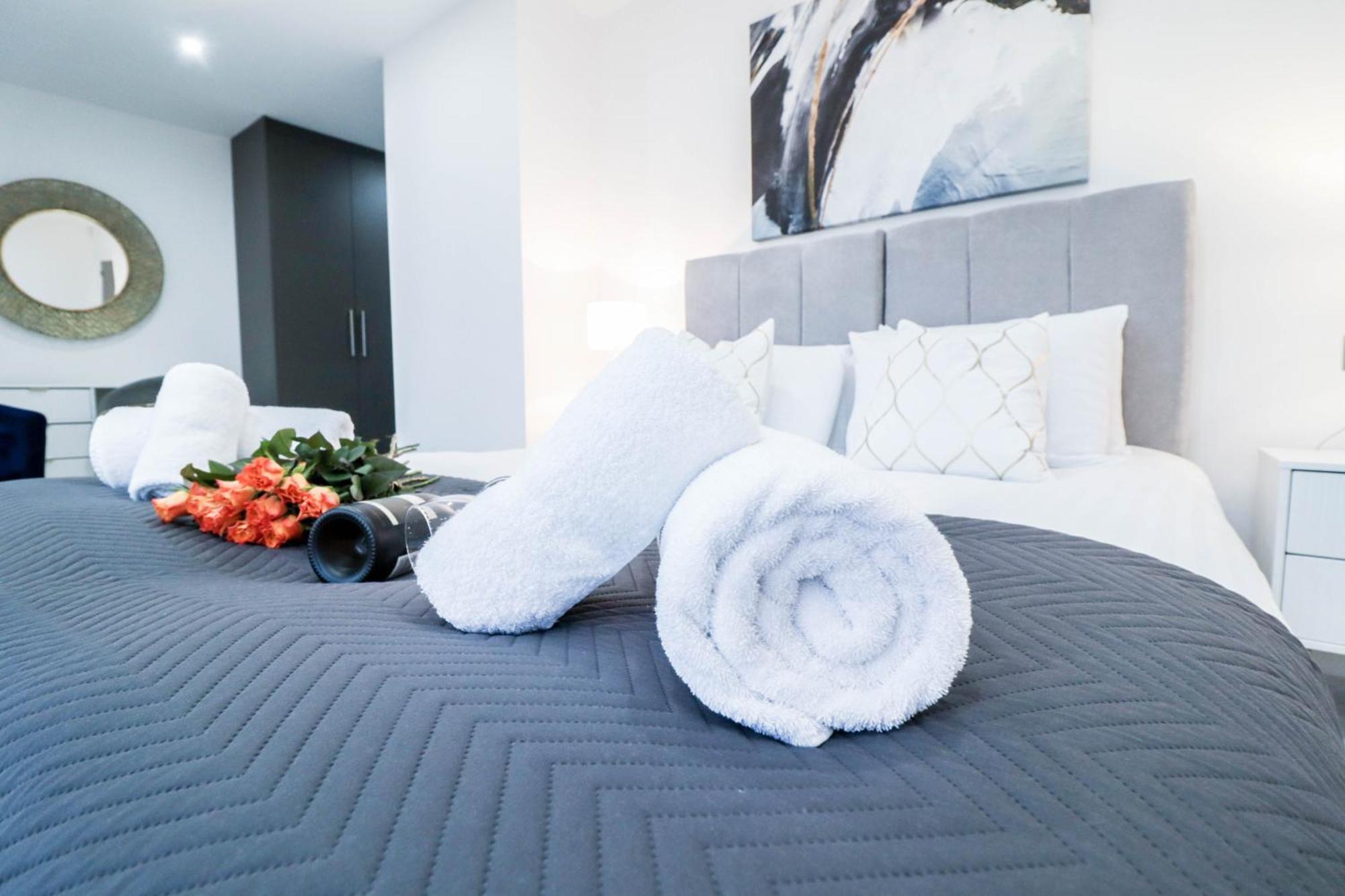 Elegant Apartments In Staines L Free Onsite Parking ภายนอก รูปภาพ