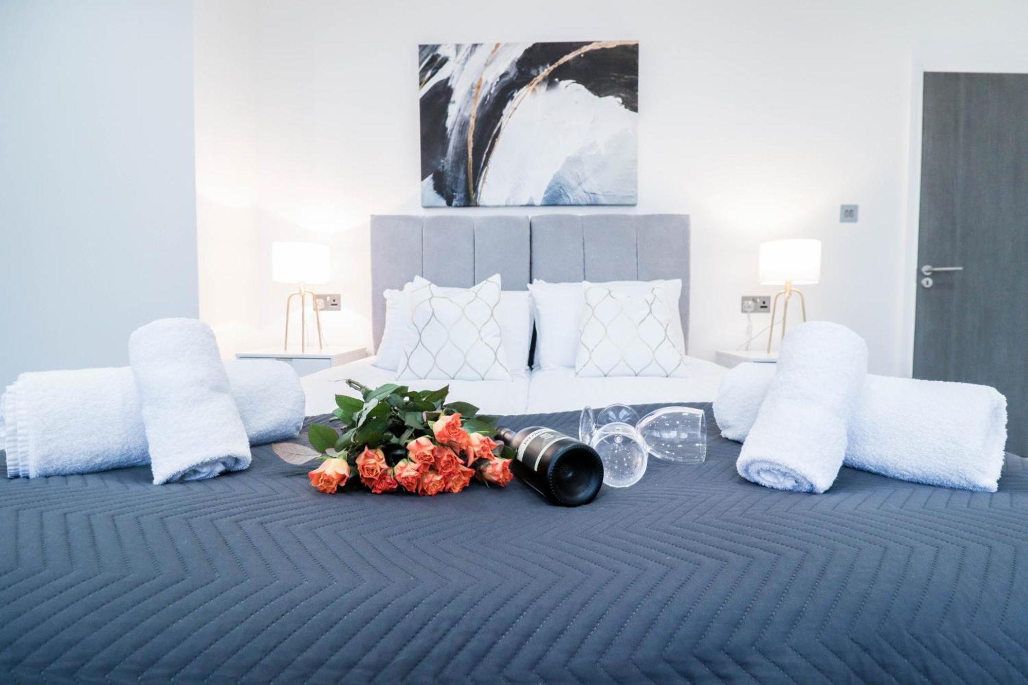 Elegant Apartments In Staines L Free Onsite Parking ภายนอก รูปภาพ
