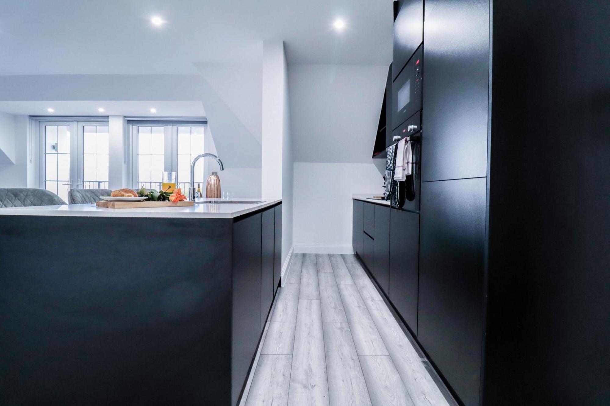 Elegant Apartments In Staines L Free Onsite Parking ภายนอก รูปภาพ