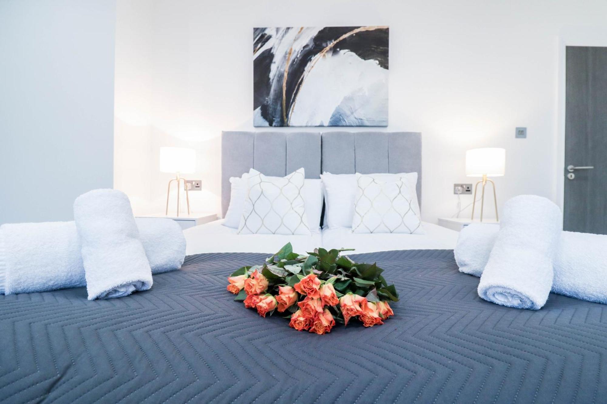 Elegant Apartments In Staines L Free Onsite Parking ภายนอก รูปภาพ