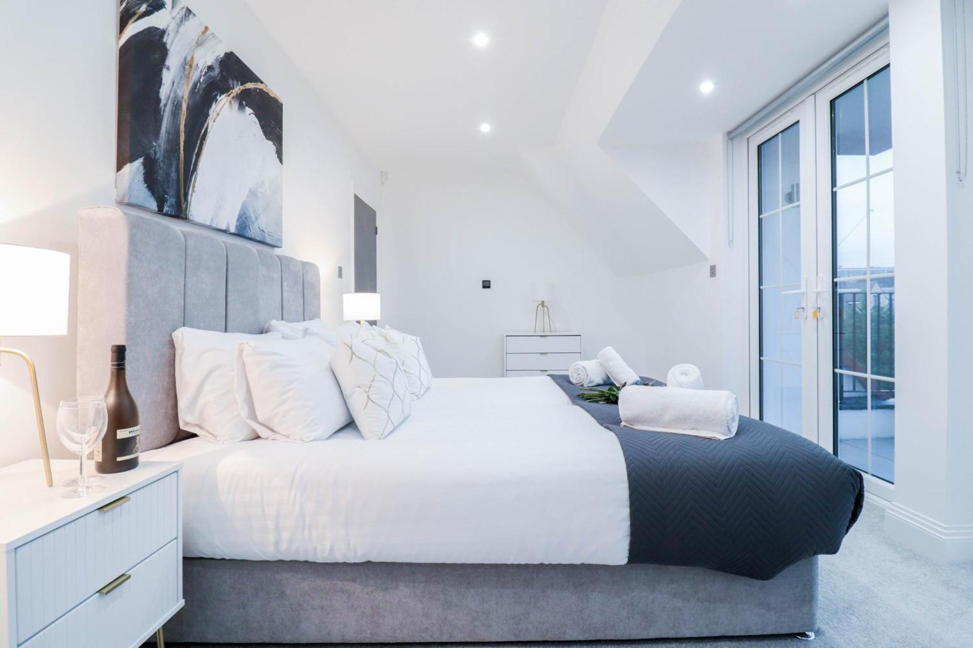 Elegant Apartments In Staines L Free Onsite Parking ภายนอก รูปภาพ