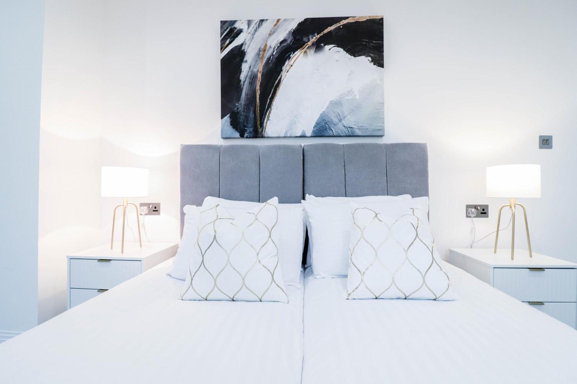 Elegant Apartments In Staines L Free Onsite Parking ภายนอก รูปภาพ