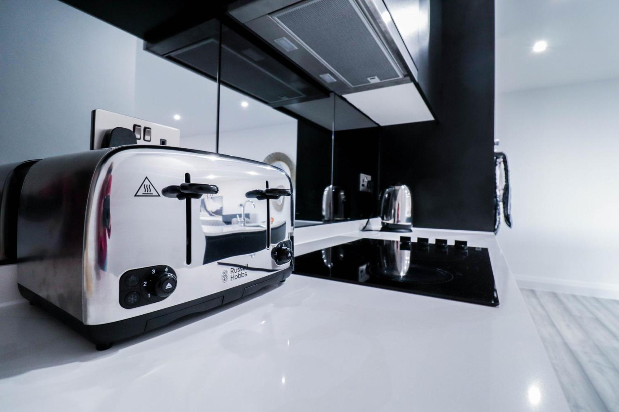 Elegant Apartments In Staines L Free Onsite Parking ภายนอก รูปภาพ