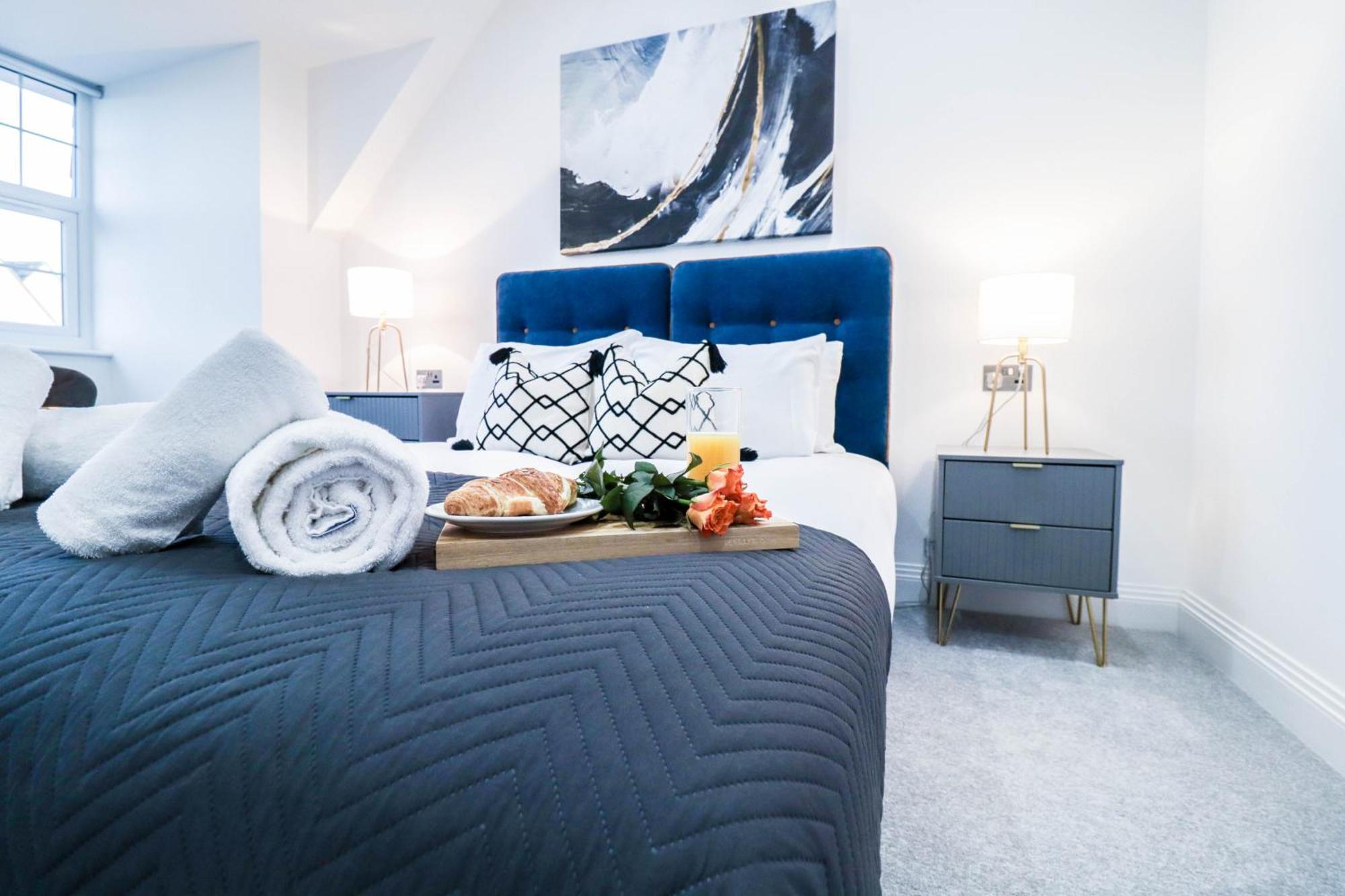 Elegant Apartments In Staines L Free Onsite Parking ภายนอก รูปภาพ