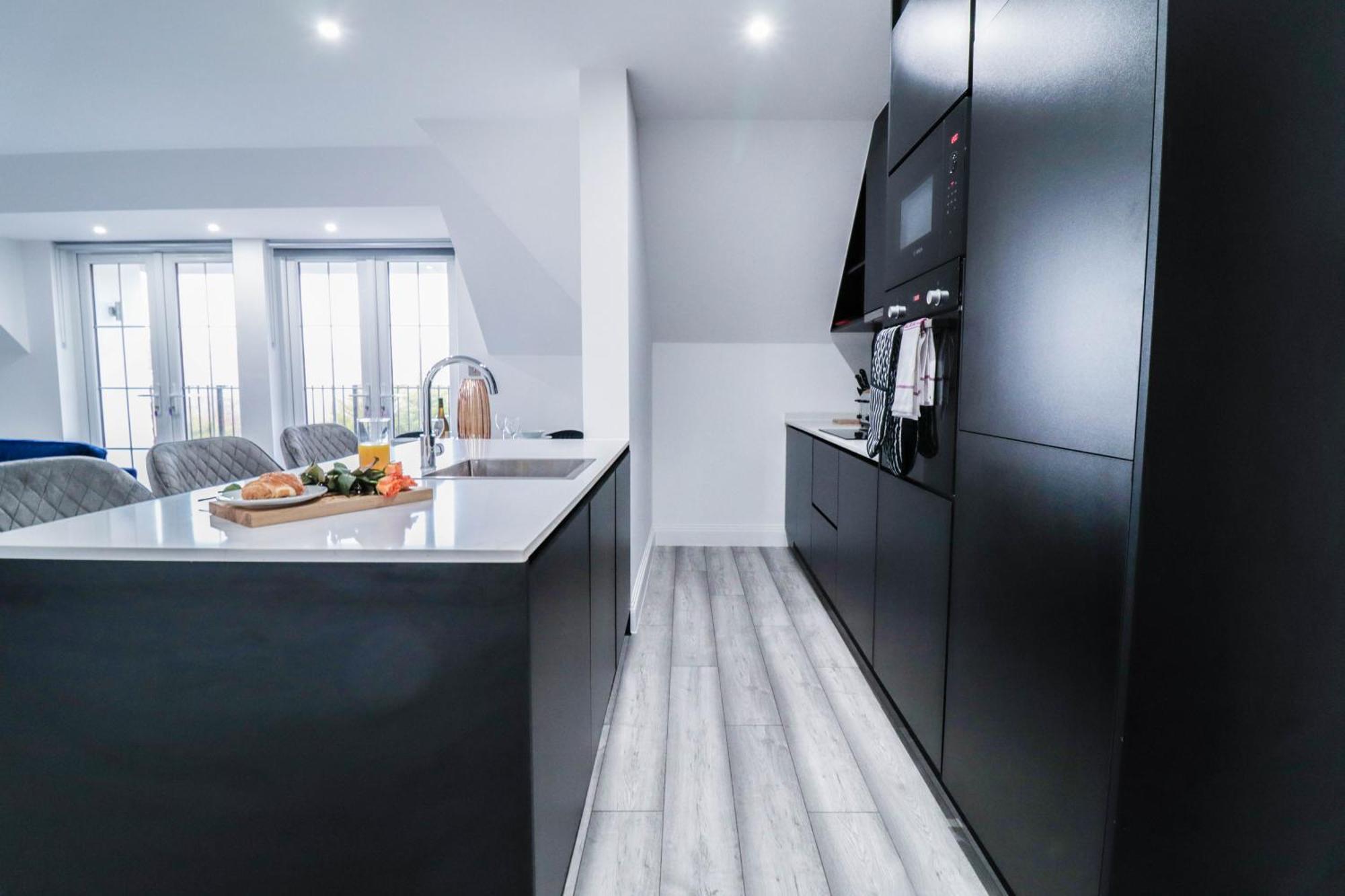 Elegant Apartments In Staines L Free Onsite Parking ภายนอก รูปภาพ