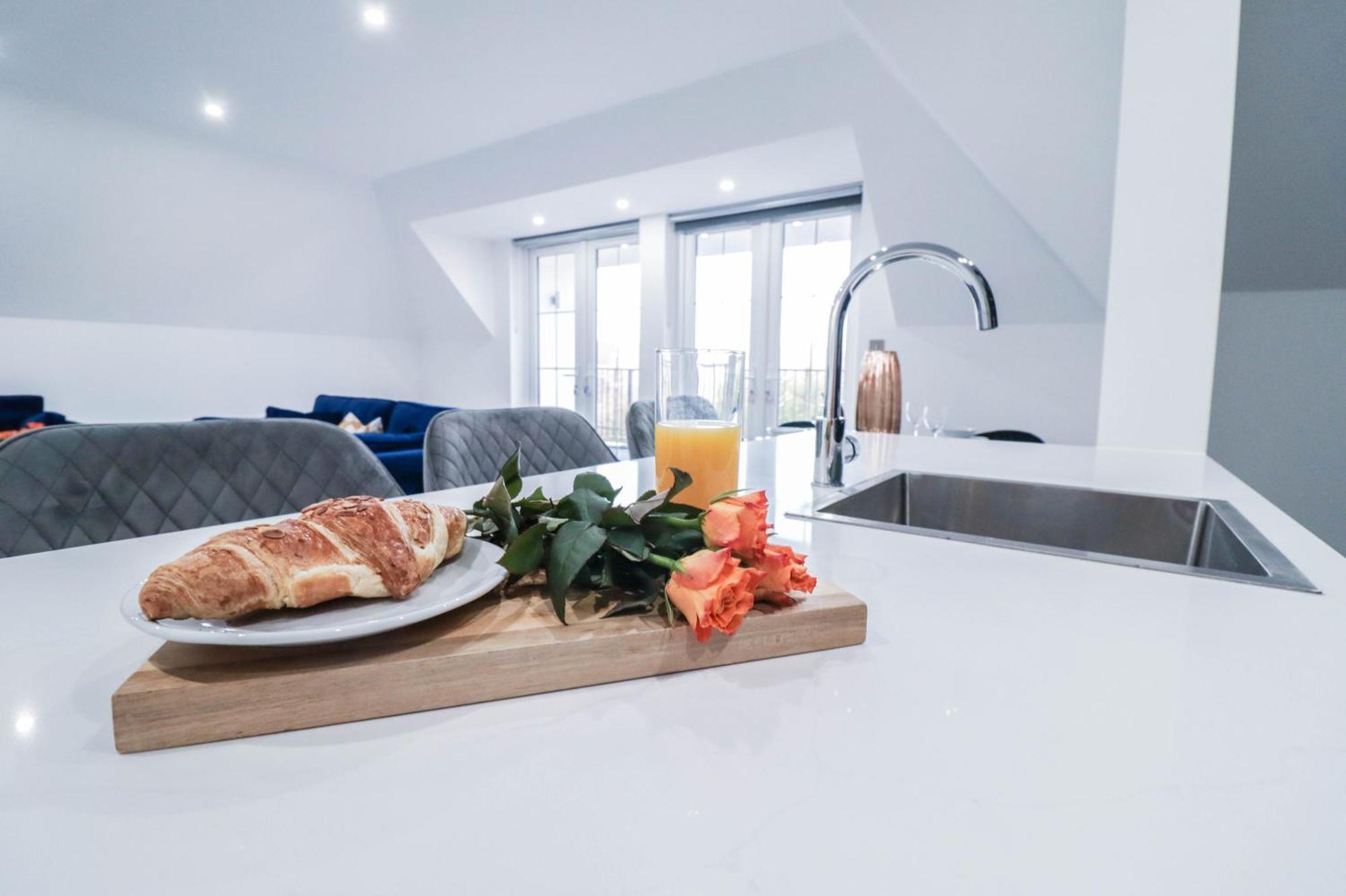 Elegant Apartments In Staines L Free Onsite Parking ภายนอก รูปภาพ