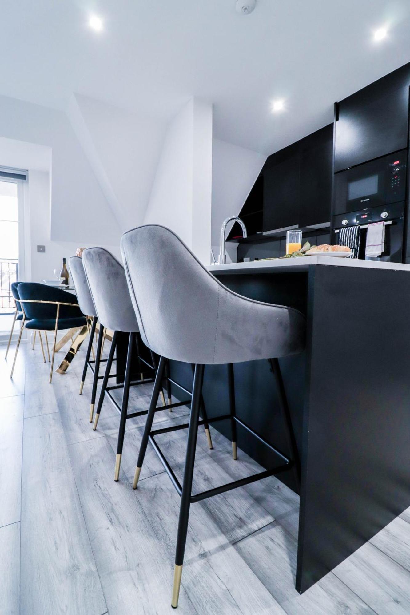 Elegant Apartments In Staines L Free Onsite Parking ภายนอก รูปภาพ