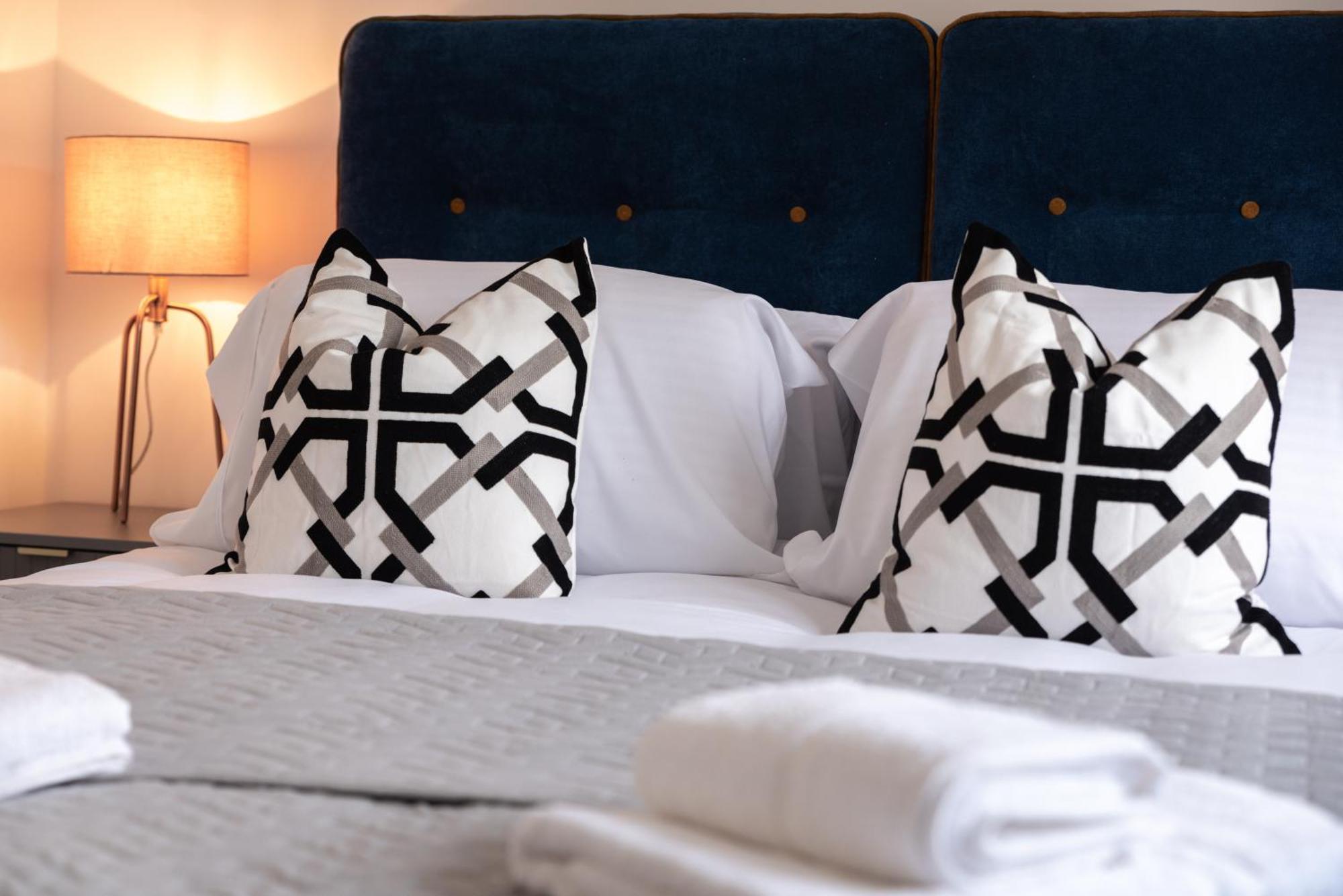 Elegant Apartments In Staines L Free Onsite Parking ภายนอก รูปภาพ