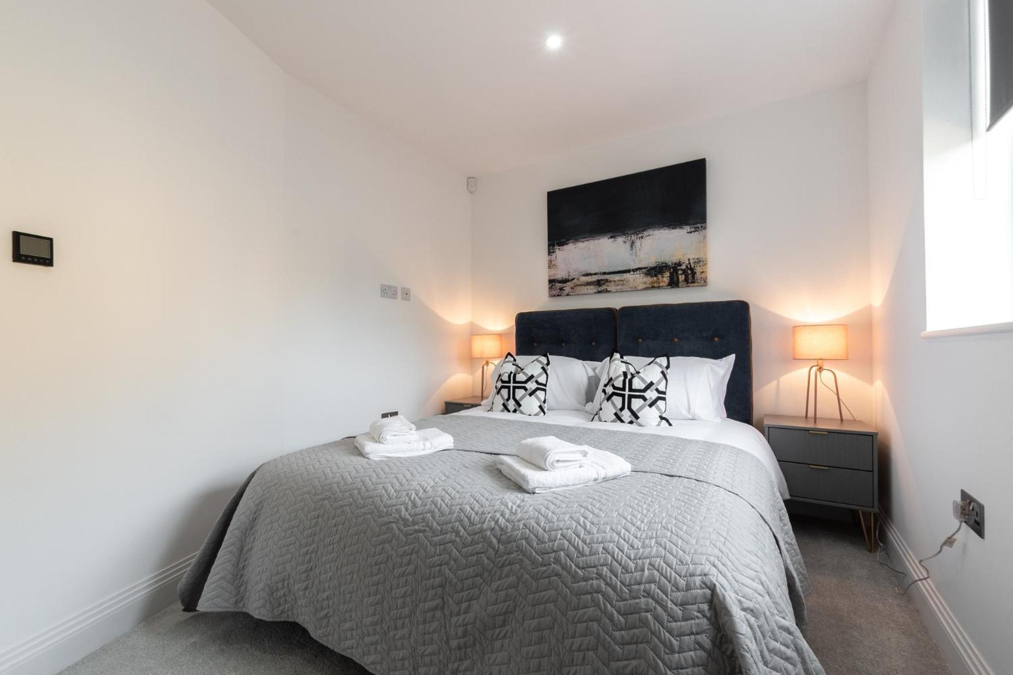 Elegant Apartments In Staines L Free Onsite Parking ภายนอก รูปภาพ