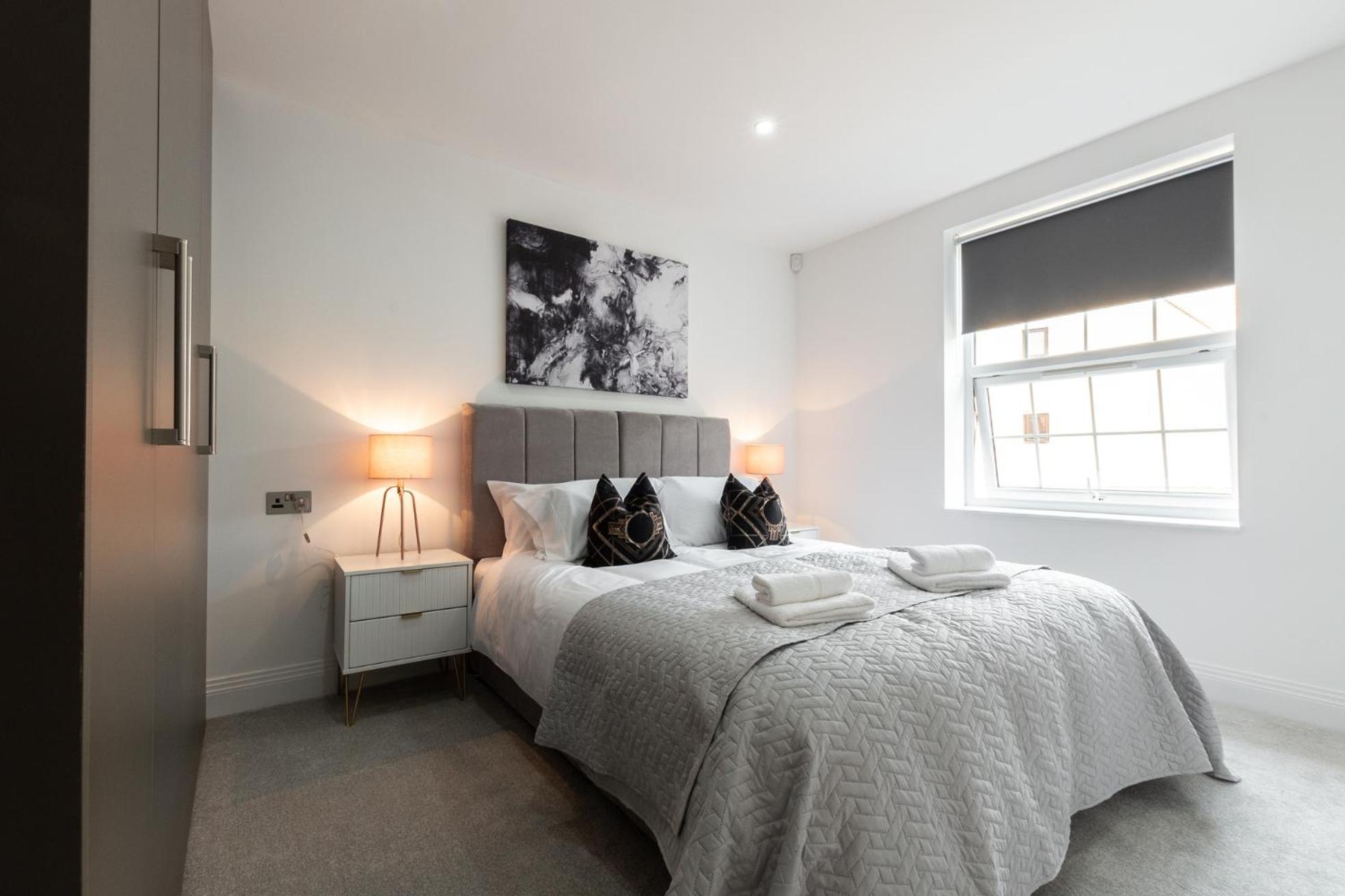 Elegant Apartments In Staines L Free Onsite Parking ภายนอก รูปภาพ