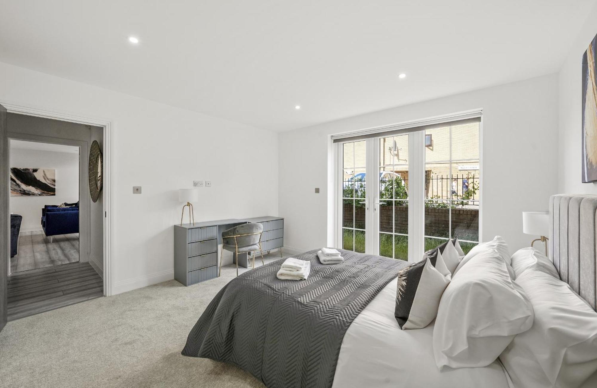 Elegant Apartments In Staines L Free Onsite Parking ภายนอก รูปภาพ